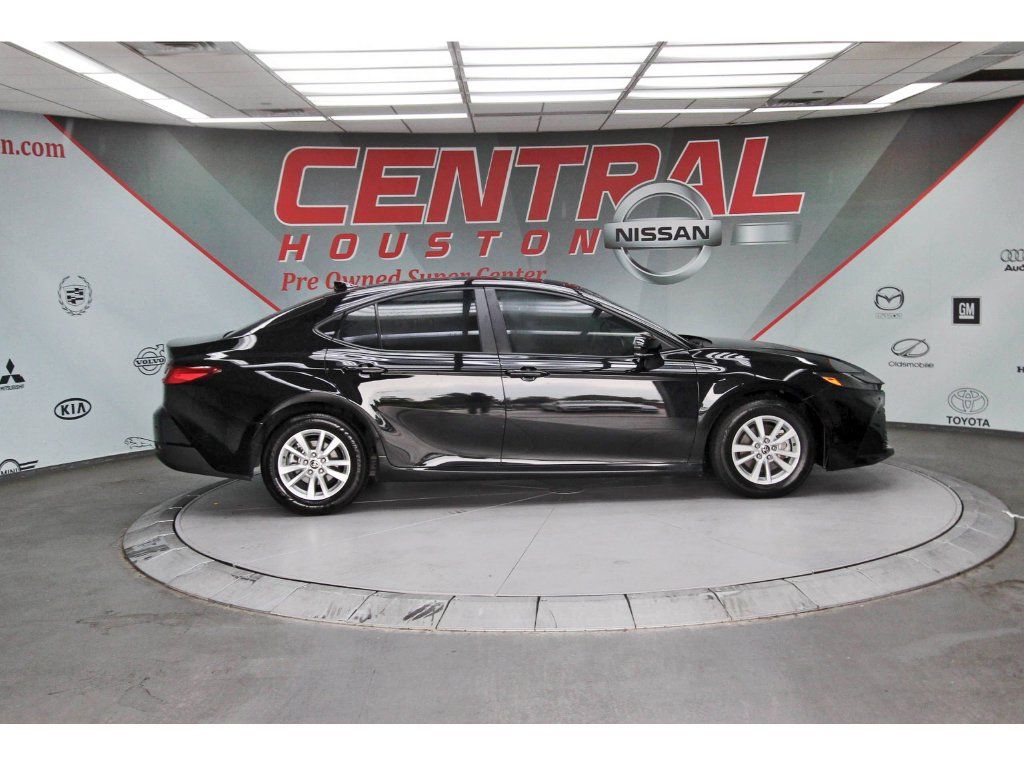 Used 2025 Toyota Camry LE FWD image 5