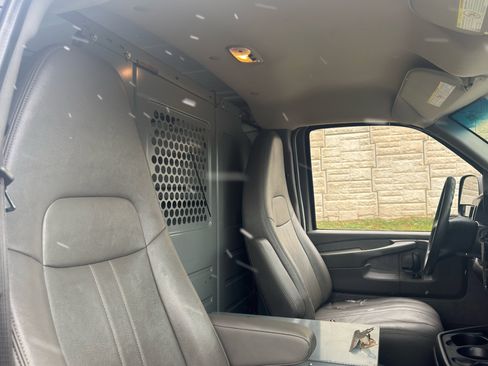 Used 2015 Chevrolet Express 3500 image 28