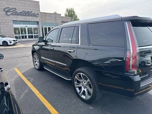 Used 2017 Cadillac Escalade Luxury AWD/4WD image 3