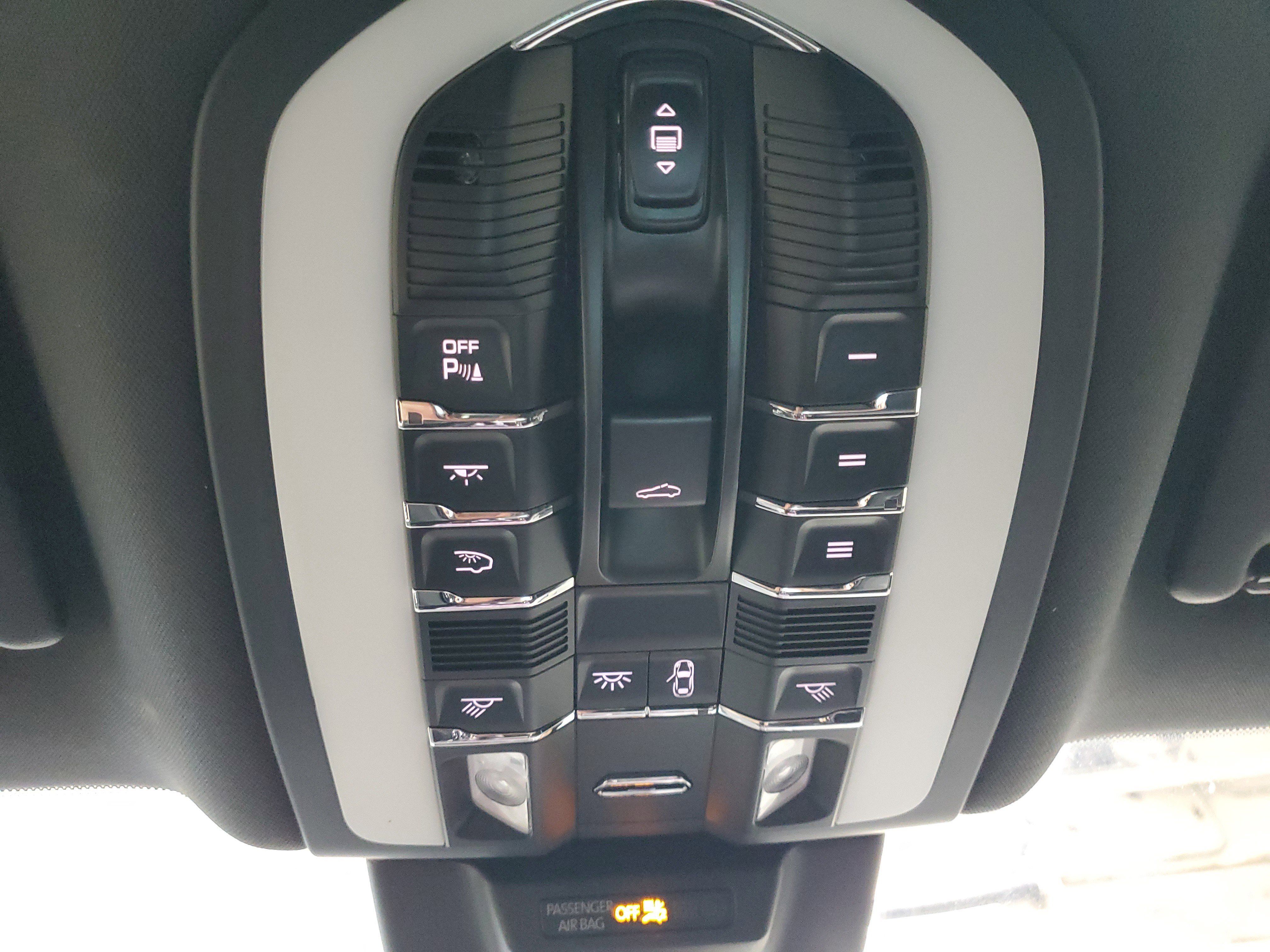 Used 2025 Porsche Macan AWD/4WD image 39