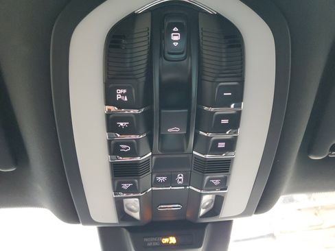 Used 2025 Porsche Macan AWD/4WD image 39