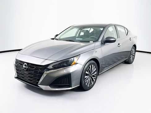 Used 2024 Nissan Altima 2.5 SV image 3