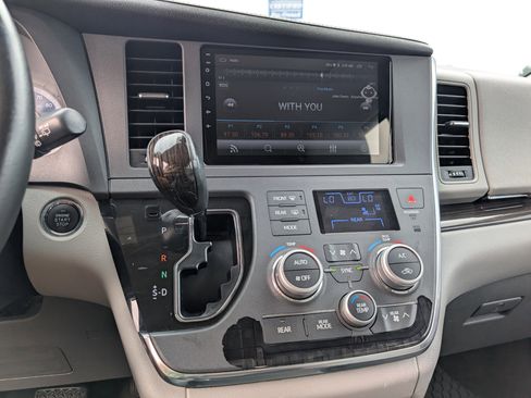 Used 2018 Toyota Sienna XLE image 18