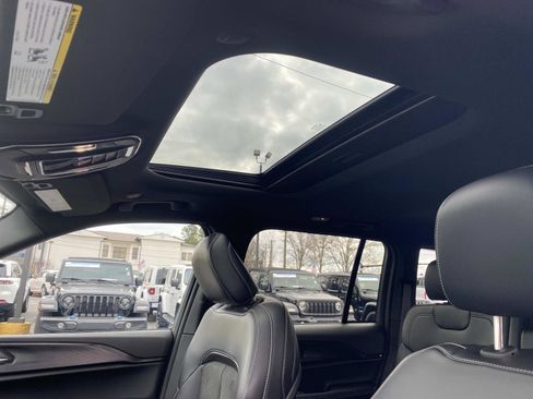 Certified 2025 Jeep Grand Cherokee Altitude image 24