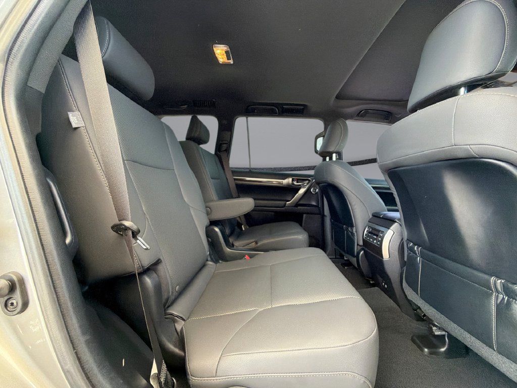 Used 2023 Lexus GX 460 Premium w/ Accessory Package AWD/4WD image 17