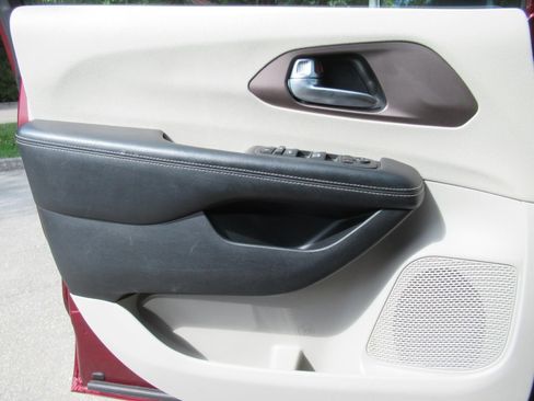 Certified 2022 Chrysler Voyager LX FWD image 18