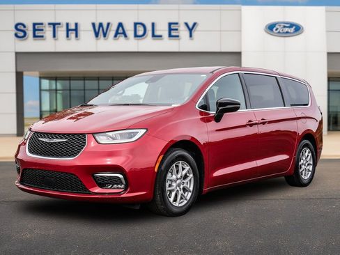 Used 2025 Chrysler Pacifica Select FWD image 3