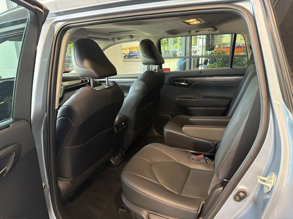Used 2021 Toyota Highlander Limited AWD/4WD image 10