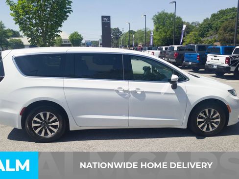 Used 2023 Chrysler Pacifica Touring-L image 4