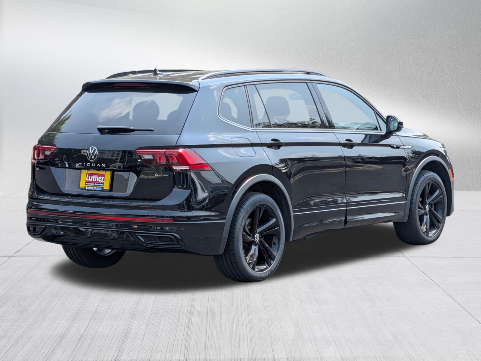Used 2024 Volkswagen Tiguan SE R-Line AWD/4WD image 7