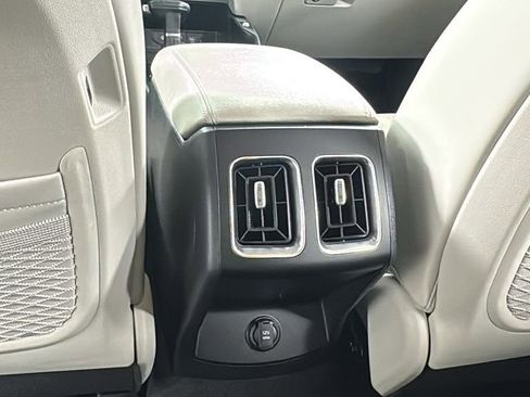 Used 2025 Kia Sorento S image 36