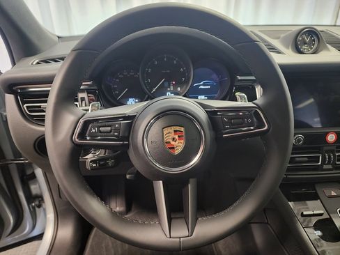 Used 2025 Porsche Macan image 13