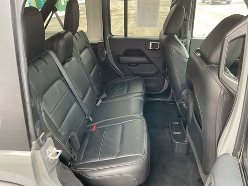 Used 2018 Jeep Wrangler Unlimited Sahara w/ Cold Weather Group image 19