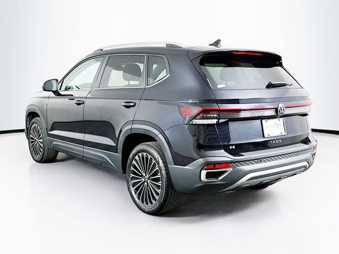 Used 2025 Volkswagen Taos SE image 5