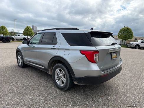 Used 2023 Ford Explorer XLT AWD/4WD image 3