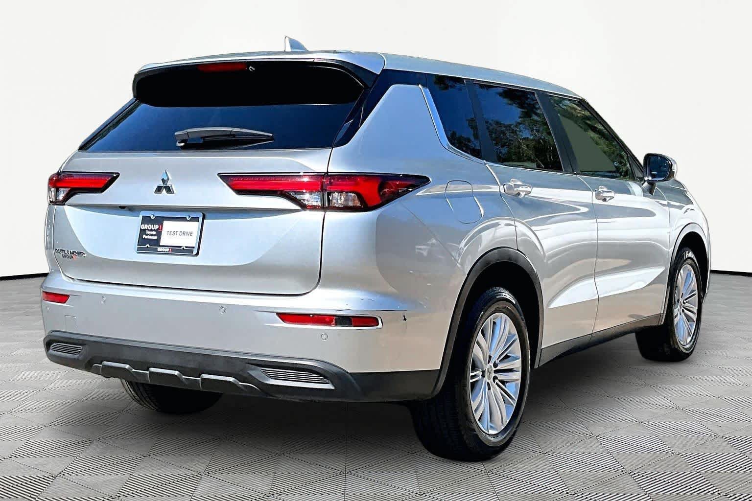 Used 2024 Mitsubishi Outlander ES FWD image 13