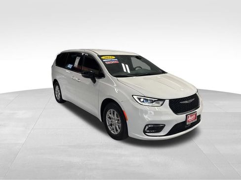 Used 2025 Chrysler Pacifica Select FWD image 8