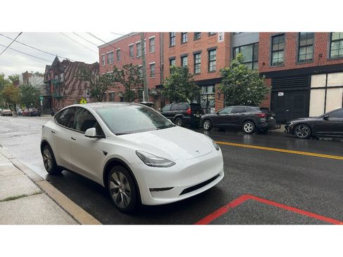 Used 2022 Tesla Model Y Long Range AWD/4WD image 2