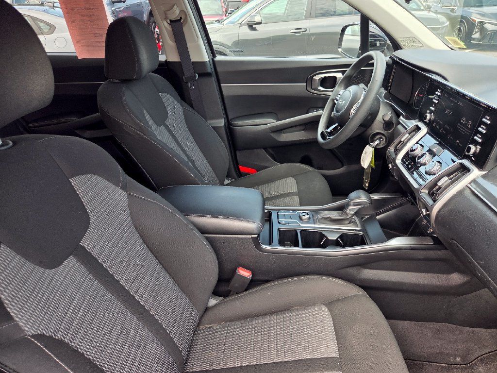 Used 2023 Kia Sorento LX AWD/4WD image 28