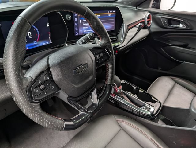 Used 2025 Chevrolet Trax RS w/ Sunroof Package FWD image 19