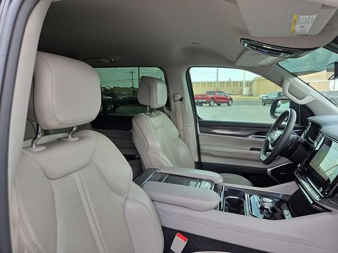 Used 2022 Jeep Wagoneer Series II RWD image 12