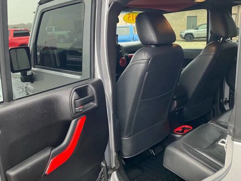 Used 2015 Jeep Wrangler Unlimited Sahara w/ Connectivity Group image 16