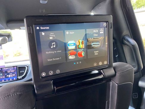 Used 2021 Chrysler Pacifica Touring w/ Uconnect Theater Family Group AWD/4WD image 34