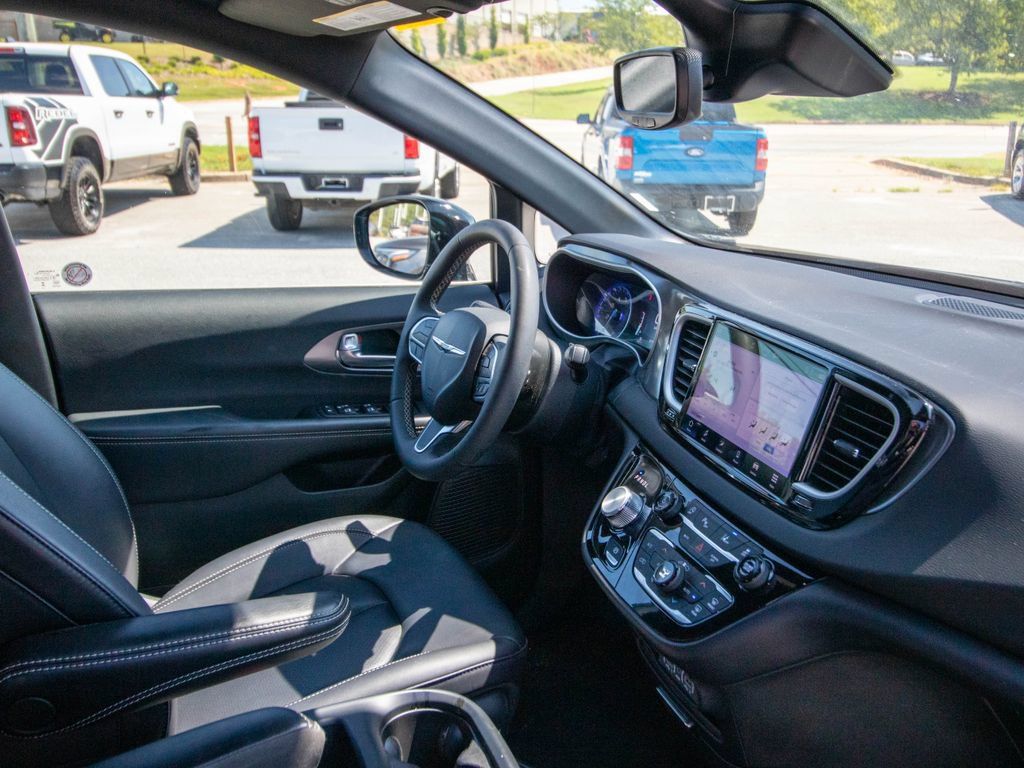 Used 2025 Chrysler Pacifica Select FWD image 21
