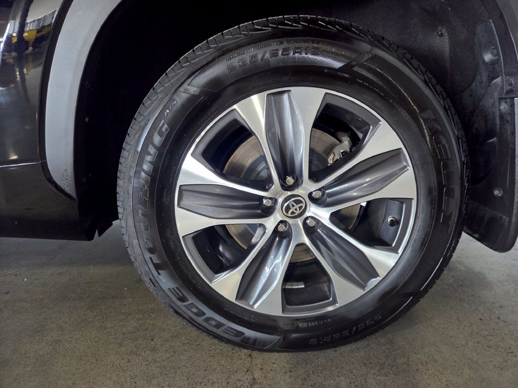 Used 2021 Toyota Highlander XLE AWD/4WD image 24