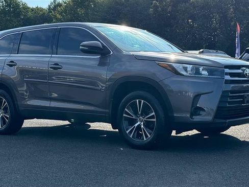 Used 2017 Toyota Highlander LE w/ Protection Package #3 AWD/4WD image 3