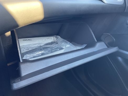 Used 2023 GMC Terrain SLE w/ Driver Convenience Package image 32