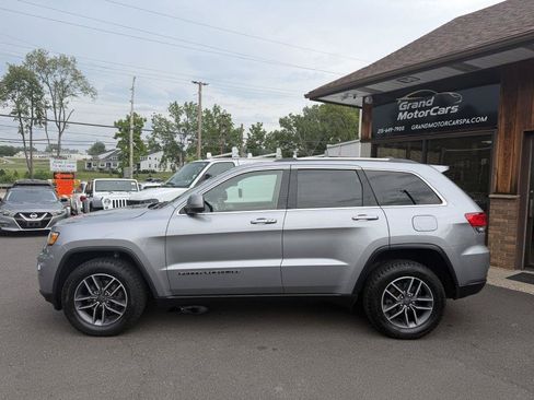 Used 2019 Jeep Grand Cherokee Laredo w/ 18" Wheel & 8.4" Radio Group AWD/4WD image 2