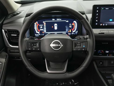 Used 2025 Nissan Rogue SL AWD/4WD image 13