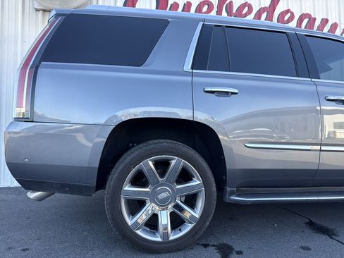 Used 2018 Cadillac Escalade Luxury w/ LPO, Radiant Package image 37