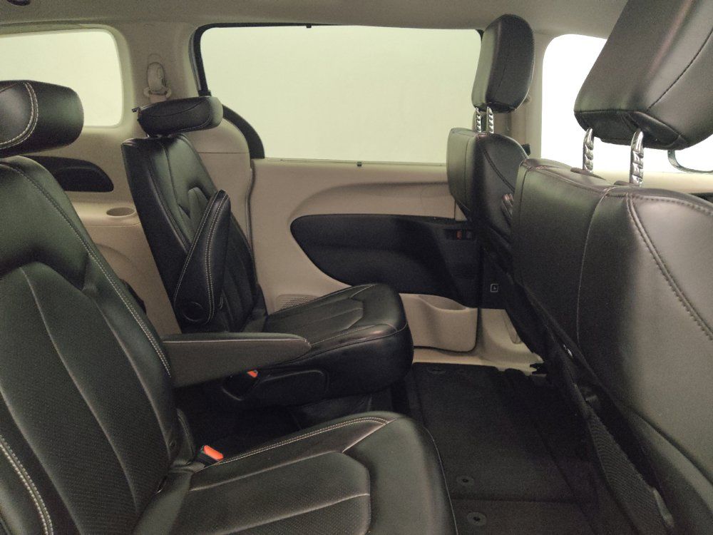 Used 2024 Chrysler Pacifica Touring-L FWD image 19