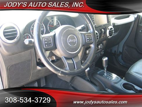 Used 2015 Jeep Wrangler Unlimited Sahara w/ Connectivity Group AWD/4WD image 2