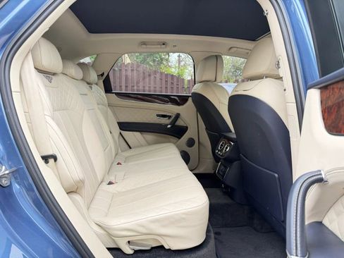 Used 2017 Bentley Bentayga AWD/4WD image 27