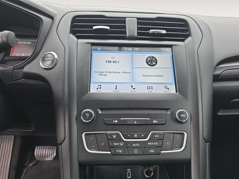 Used 2018 Ford Fusion SE w/ Equipment Group 201A FWD image 10