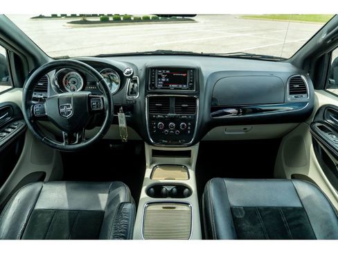 Used 2017 Dodge Grand Caravan SXT FWD image 21