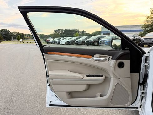 Used 2014 Chrysler 300 C RWD image 19