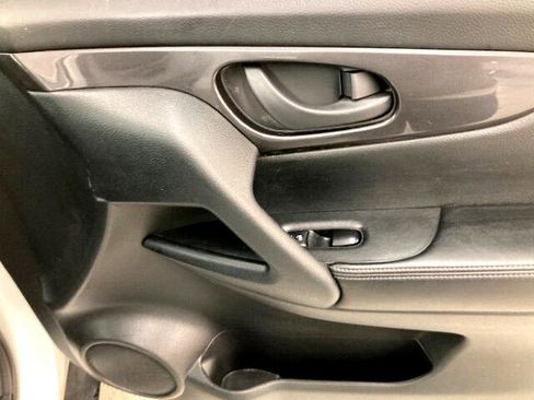 Used 2020 Nissan Rogue S image 28