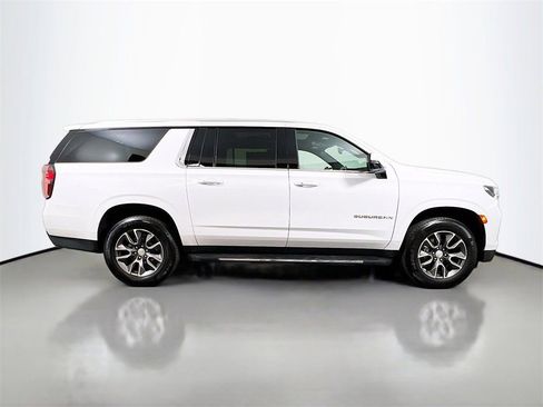 Used 2022 Chevrolet Suburban LT w/ LT Signature Plus Package image 8