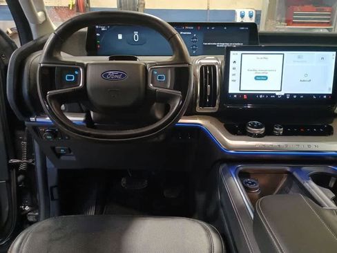 Certified 2025 Ford Expedition Platinum AWD/4WD image 4