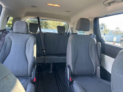 Used 2022 Kia Carnival LX image 12