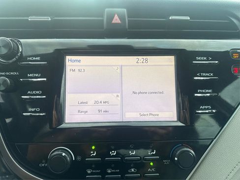 Used 2018 Toyota Camry LE FWD image 11