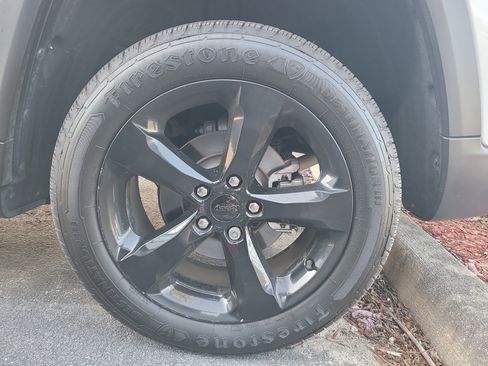 Used 2023 Jeep Grand Cherokee Limited w/ Black Appearance Package image 7