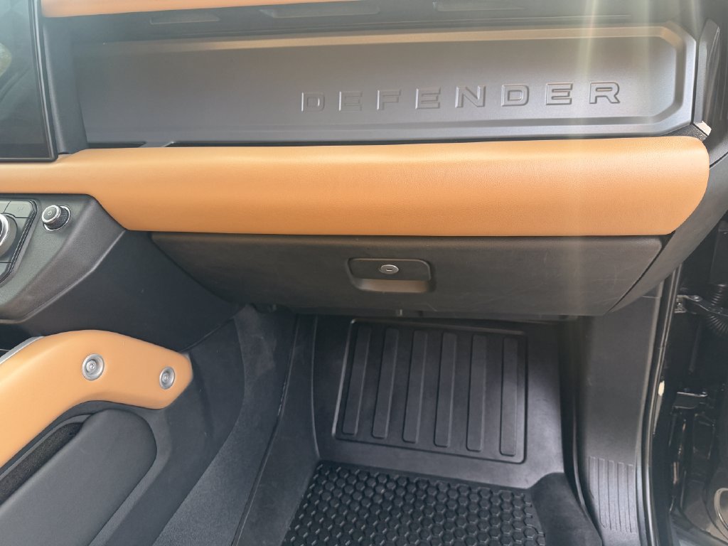 Used 2025 Land Rover Defender 110 X AWD/4WD image 17