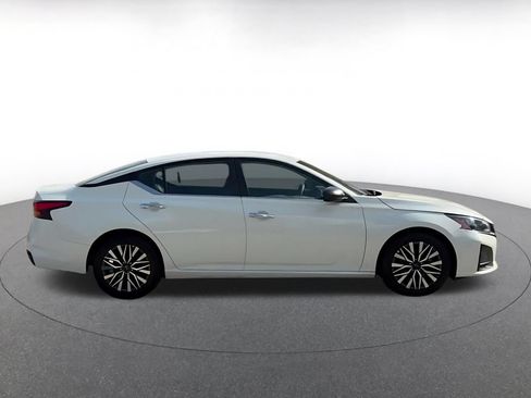 Used 2025 Nissan Altima 2.5 SV FWD image 16