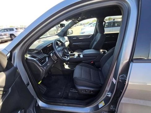 Used 2025 GMC Acadia Elevation image 11