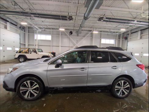 Used 2019 Subaru Outback 3.6R Limited image 2